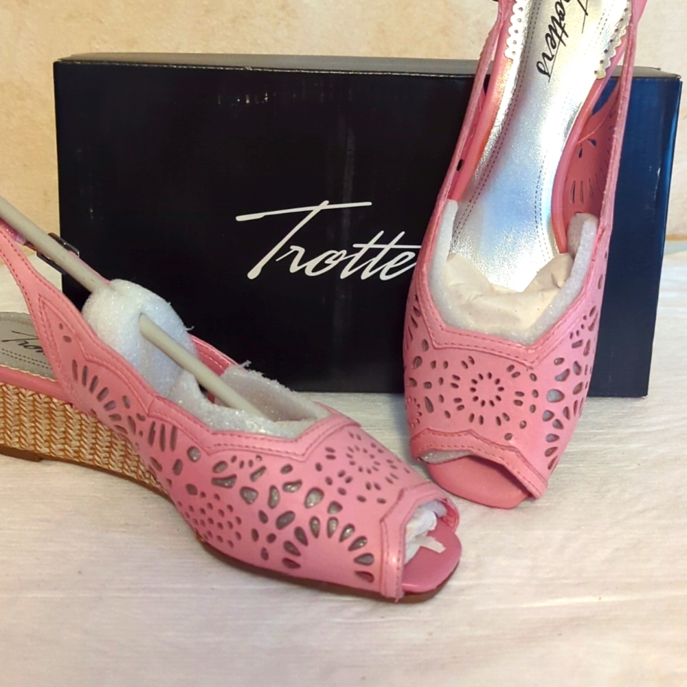 TROTTERS NIB Pink Wedge 7
